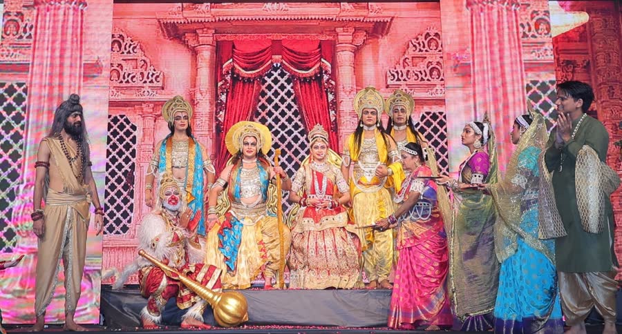 The royal court, with the full cast on stage