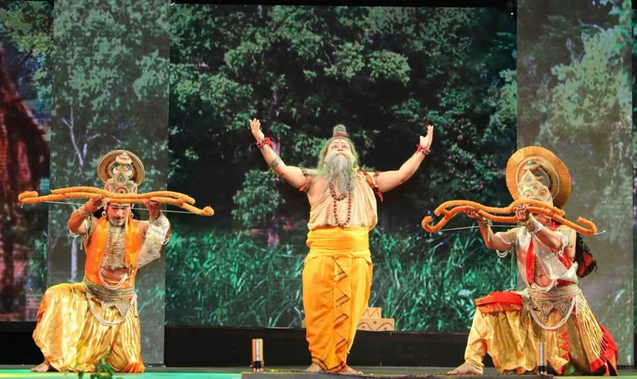 Ram and Lakshman with bows, the guru between them